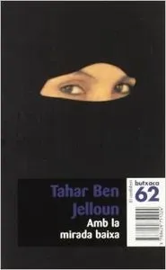 Amb la mirada baixa