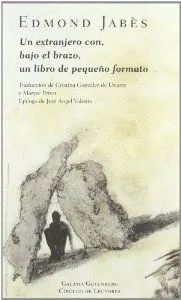 Un extranjero con, bajo el brazo, un libro de pequeño formato