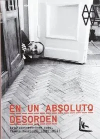 En un desorden absoluto.