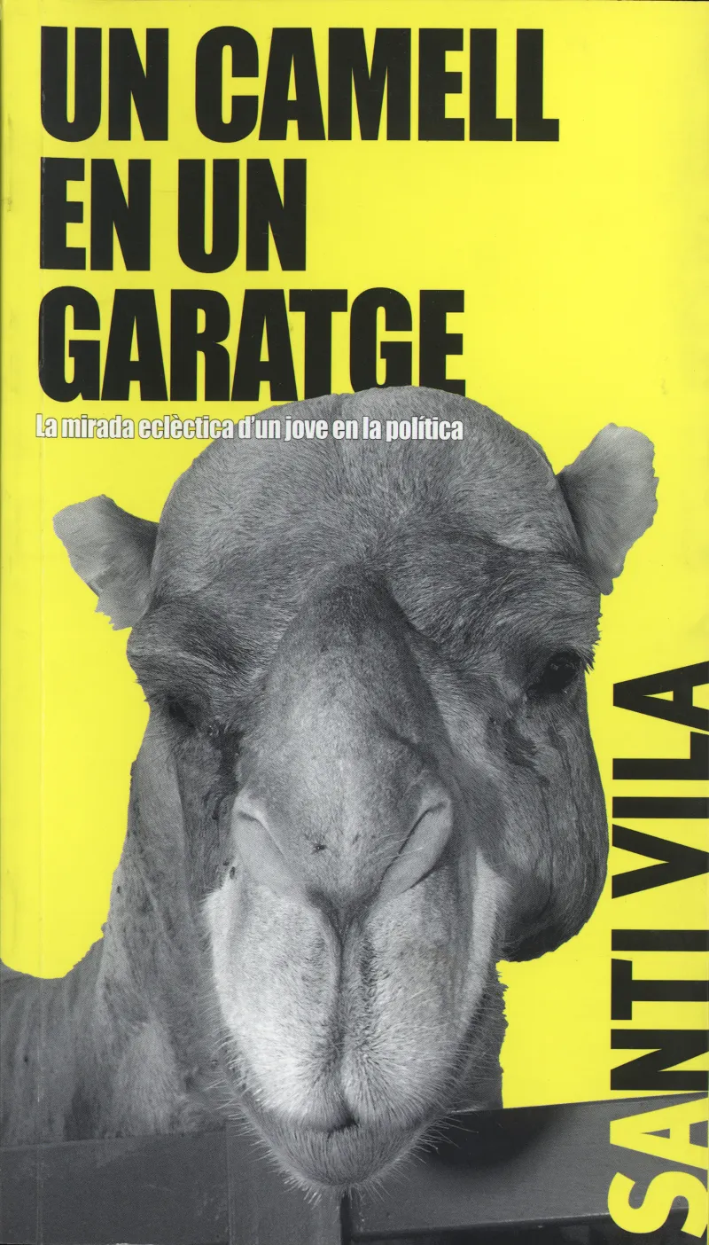CAMELL EN UN GARATGE, UN