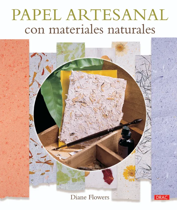 Papel artesanal con materiales naturales