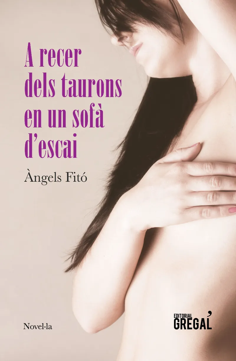 A RECER DELS TAURONS EN UN SOFA D'ESCAI