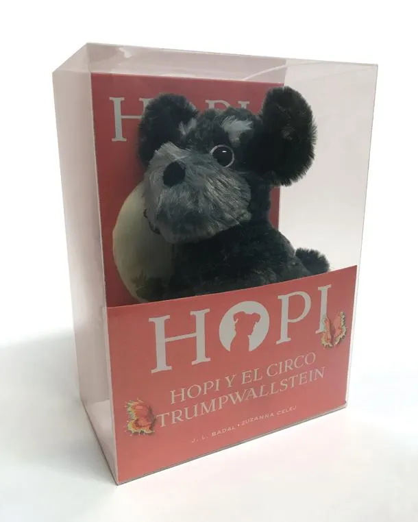 HOPI Y EL CIRCO TRUMWALLSTEIN CON PELUCHE Y UN POSTER